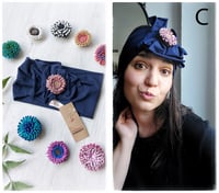 Image 5 of SbroccaBox 2025 - Fascia per capelli by "Come le Ciliegie" + Spilla floreale - Blue