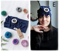 Image 7 of SbroccaBox 2025 - Fascia per capelli by "Come le Ciliegie" + Spilla floreale - Blue