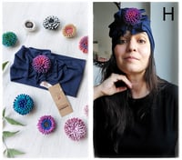 Image 10 of SbroccaBox 2025 - Fascia per capelli by "Come le Ciliegie" + Spilla floreale - Blue