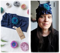 Image 11 of SbroccaBox 2025 - Fascia per capelli by "Come le Ciliegie" + Spilla floreale - Blue