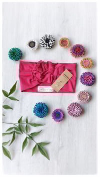 Image 1 of SbroccaBox 2025 - Fascia per capelli by "Come le Ciliegie" + Spilla floreale - Ciclamino