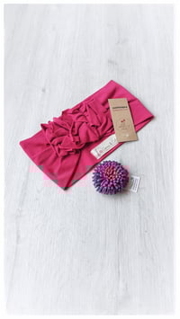 Image 20 of SbroccaBox 2025 - Fascia per capelli by "Come le Ciliegie" + Spilla floreale - Ciclamino