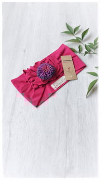 Image 19 of SbroccaBox 2025 - Fascia per capelli by "Come le Ciliegie" + Spilla floreale - Ciclamino