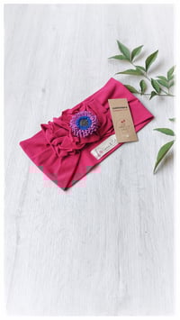 Image 17 of SbroccaBox 2025 - Fascia per capelli by "Come le Ciliegie" + Spilla floreale - Ciclamino