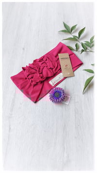 Image 18 of SbroccaBox 2025 - Fascia per capelli by "Come le Ciliegie" + Spilla floreale - Ciclamino