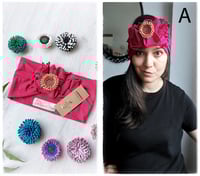 Image 3 of SbroccaBox 2025 - Fascia per capelli by "Come le Ciliegie" + Spilla floreale - Ciclamino