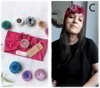 Image 5 of SbroccaBox 2025 - Fascia per capelli by "Come le Ciliegie" + Spilla floreale - Ciclamino