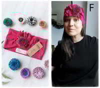 Image 8 of SbroccaBox 2025 - Fascia per capelli by "Come le Ciliegie" + Spilla floreale - Ciclamino