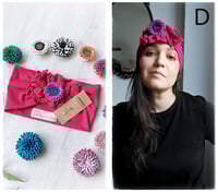 Image 6 of SbroccaBox 2025 - Fascia per capelli by "Come le Ciliegie" + Spilla floreale - Ciclamino