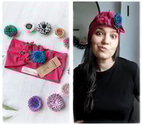 Image 11 of SbroccaBox 2025 - Fascia per capelli by "Come le Ciliegie" + Spilla floreale - Ciclamino