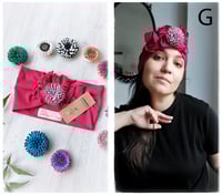 Image 9 of SbroccaBox 2025 - Fascia per capelli by "Come le Ciliegie" + Spilla floreale - Ciclamino