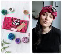 Image 12 of SbroccaBox 2025 - Fascia per capelli by "Come le Ciliegie" + Spilla floreale - Ciclamino