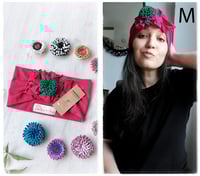 Image 13 of SbroccaBox 2025 - Fascia per capelli by "Come le Ciliegie" + Spilla floreale - Ciclamino