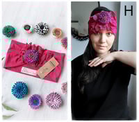 Image 10 of SbroccaBox 2025 - Fascia per capelli by "Come le Ciliegie" + Spilla floreale - Ciclamino