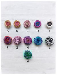 Image 2 of SbroccaBox 2025 - Fascia per capelli by "Come le Ciliegie" + Spilla floreale - Glicine