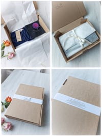 Image 19 of SbroccaBox 2025 - Fascia per capelli by "Come le Ciliegie" + Spilla floreale - Glicine