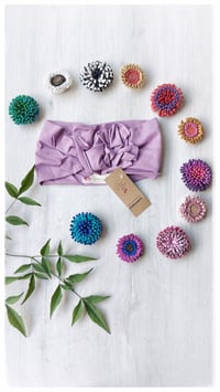 Image 1 of SbroccaBox 2025 - Fascia per capelli by "Come le Ciliegie" + Spilla floreale - Glicine