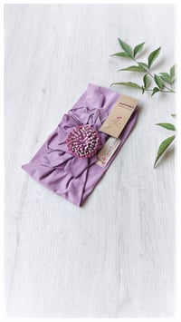 Image 17 of SbroccaBox 2025 - Fascia per capelli by "Come le Ciliegie" + Spilla floreale - Glicine