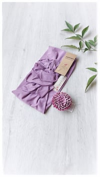 Image 18 of SbroccaBox 2025 - Fascia per capelli by "Come le Ciliegie" + Spilla floreale - Glicine