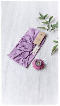 Image 16 of SbroccaBox 2025 - Fascia per capelli by "Come le Ciliegie" + Spilla floreale - Glicine