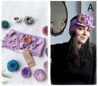 Image 3 of SbroccaBox 2025 - Fascia per capelli by "Come le Ciliegie" + Spilla floreale - Glicine