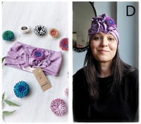 Image 6 of SbroccaBox 2025 - Fascia per capelli by "Come le Ciliegie" + Spilla floreale - Glicine