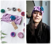 Image 11 of SbroccaBox 2025 - Fascia per capelli by "Come le Ciliegie" + Spilla floreale - Glicine