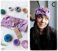 Image 5 of SbroccaBox 2025 - Fascia per capelli by "Come le Ciliegie" + Spilla floreale - Glicine