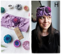 Image 10 of SbroccaBox 2025 - Fascia per capelli by "Come le Ciliegie" + Spilla floreale - Glicine