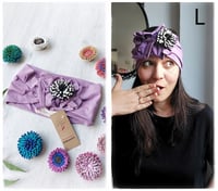 Image 12 of SbroccaBox 2025 - Fascia per capelli by "Come le Ciliegie" + Spilla floreale - Glicine