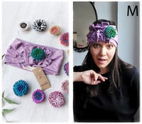 Image 13 of SbroccaBox 2025 - Fascia per capelli by "Come le Ciliegie" + Spilla floreale - Glicine