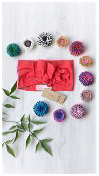 Image 1 of SbroccaBox 2025 - Fascia per capelli by "Come le Ciliegie" + Spilla floreale - Rosso 