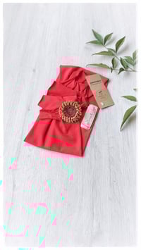 Image 17 of SbroccaBox 2025 - Fascia per capelli by "Come le Ciliegie" + Spilla floreale - Rosso 