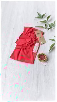 Image 18 of SbroccaBox 2025 - Fascia per capelli by "Come le Ciliegie" + Spilla floreale - Rosso 