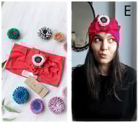 Image 7 of SbroccaBox 2025 - Fascia per capelli by "Come le Ciliegie" + Spilla floreale - Rosso 