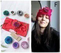 Image 8 of SbroccaBox 2025 - Fascia per capelli by "Come le Ciliegie" + Spilla floreale - Rosso