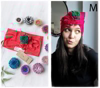 Image 13 of SbroccaBox 2025 - Fascia per capelli by "Come le Ciliegie" + Spilla floreale - Rosso 
