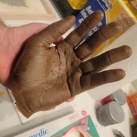 main pigmenté en silicone
