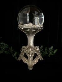 Image 7 of Magnifique boule de cristal de 13cm de diamètre et son support en régule argenté, début 1900