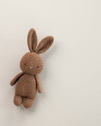 Image 2 of DOUDOU CROCHETÉ lapin noisette | Coton biologique