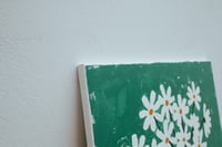 Image 3 of lienzo florero margaritas I