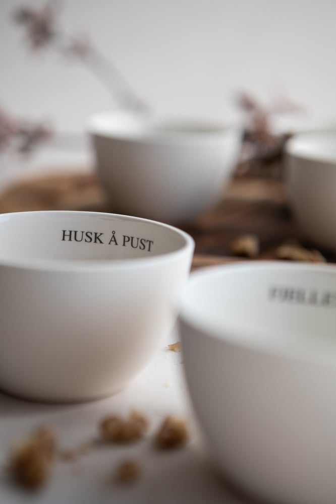 Image of Skål med tekst HUSK Å PUST