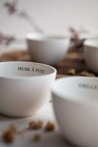 Image 1 of Skål med tekst HUSK Å PUST