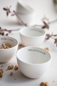 Image 2 of Skål med teksten FJELLET KALLER