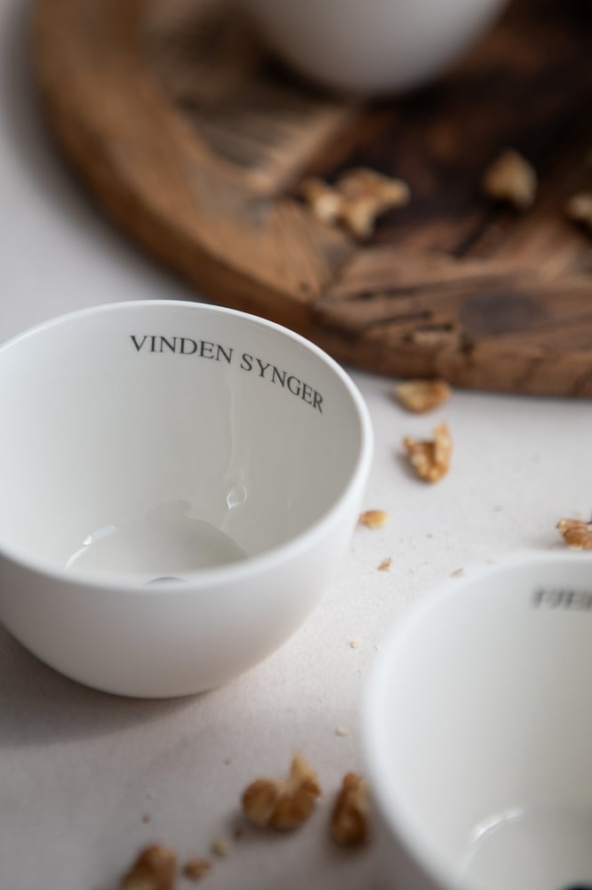 Image of Skål med teksten VINDEN SYNGER