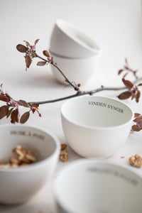 Image 4 of Skål med teksten VINDEN SYNGER