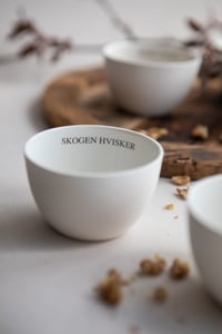 Image 5 of Skål med teksten SKOGEN HVISKER