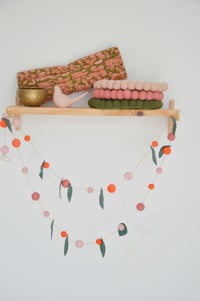 Image 4 of Guirlande de laine feutrée corail et rose feuilles vertes