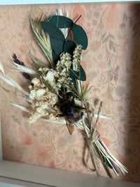 Image 2 of Hummel auf Trockenblumen - 15x15cm