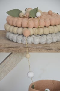 Image 2 of Dessous de plat en boules de feutre tonalité pêche, beige et jute